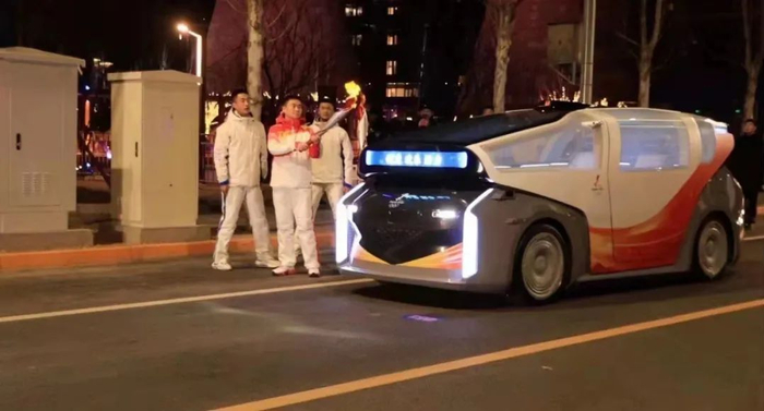 首钢园内，郭良从自动驾驶汽车“手中”，接过冬奥圣火