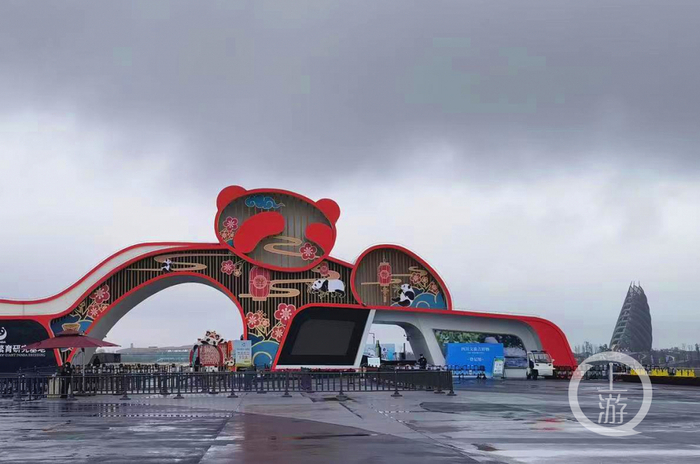 ▲成都大熊猫基地新院区大门和春笋塔。摄影/上游新闻记者 胡磊