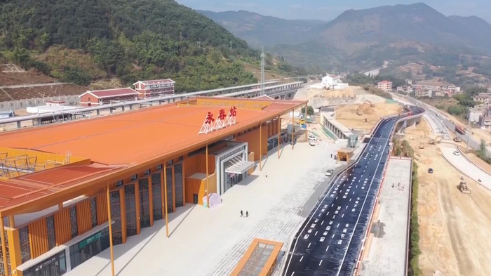 兴泉铁路正线全长464公里，设计时速160公里。兴国至清流段已于去年9月底开通，今年计划开通的清流至泉州段正线长287公里，将开行“绿巨人”动车组列车。届时将结束明溪、大田、德化、永春等县不通铁路的历史。