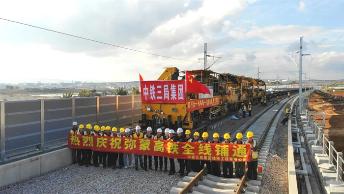 为蒙自、文山至昆明方向最快捷的铁路通道，届时蒙自至昆明约只需2小时。该线也是云南省继沪昆、南昆、成贵后的第四条高铁（客专）线路。