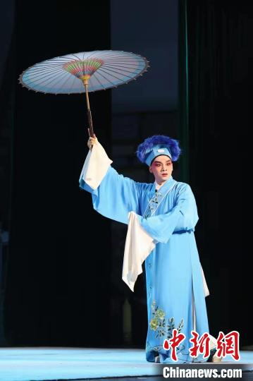 楼胜在婺剧《白蛇传》中饰演许仙。　张辉 摄