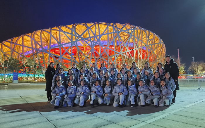 实验二小金帆舞蹈团在鸟巢前合影。 图/实验二小供图