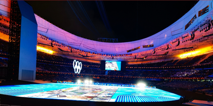 开幕式《致敬人民》节目的AI实时视频特效，由北京电影学院声音学院师生团队制作。图/新京报记者 巫慧