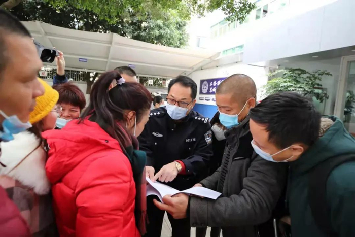 卢保磊接待前来求助的群众。