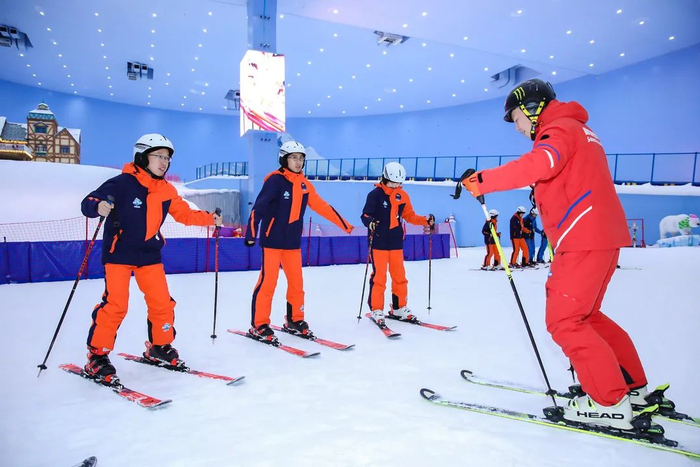 教练带领学生体验冰雪运动。受访者供图