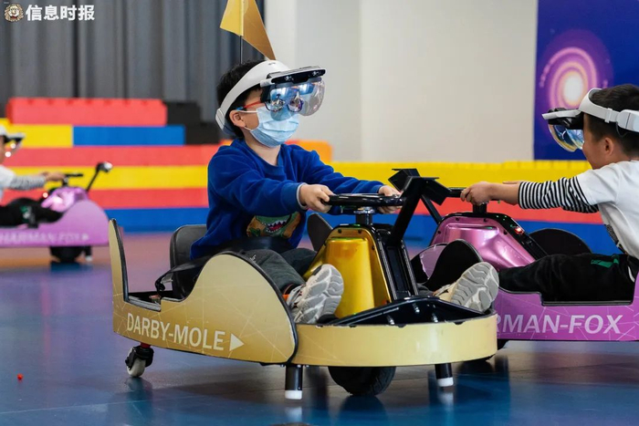孩子在体验欢乐舟MR科技馆项目。信息时报记者 叶佳茵 摄