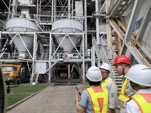 图说：入职后，刘钰照参与调研发电厂的固体废物处置利用情况，了解企业做出的改变和遇到的困难。