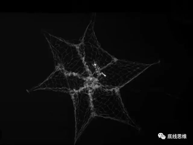 图4：RemoveDebris网兜试验实拍（图源：ESA）