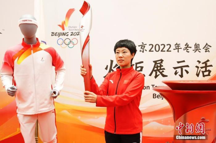 图为温哥华冬奥会冠军张会展示北京2022年冬奥会火炬。 中新社记者 姜辉 摄