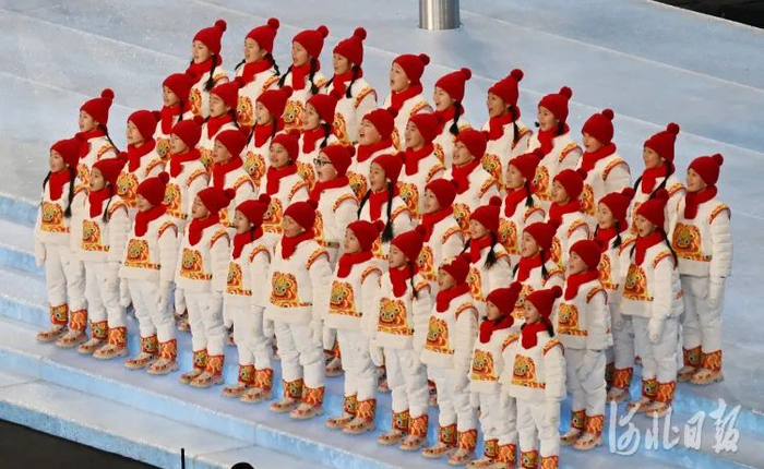 44名阜平孩子在北京冬奥会开幕式上唱响奥林匹克会歌。河北日报记者霍艳恩摄