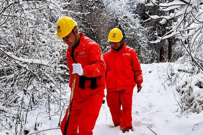 电力巡线工人穿行在雪地  罗一灵 摄