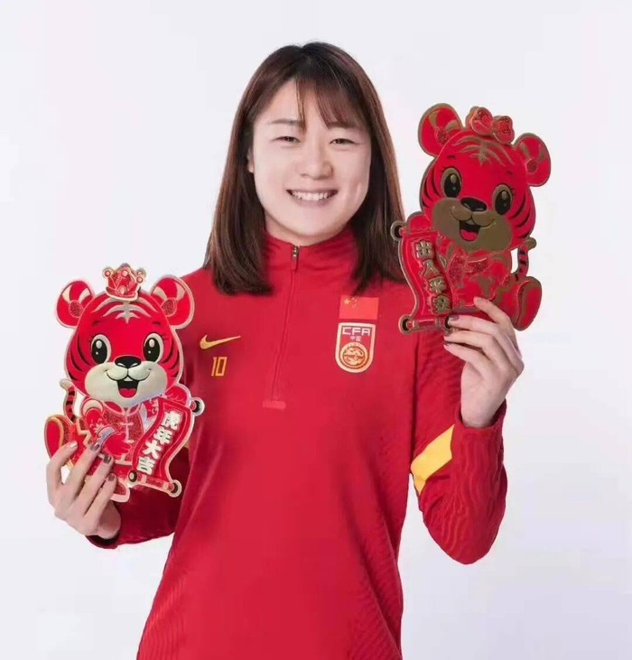 中国女足16号 江大女足运动员姚凌薇首发出场担任后腰|日本|比赛|主教练|亚洲杯|黄健翔_新浪体育_新浪新闻