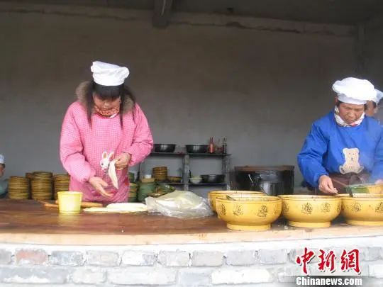 ▲关中小吃“玉米搅团”。　冽玮　摄