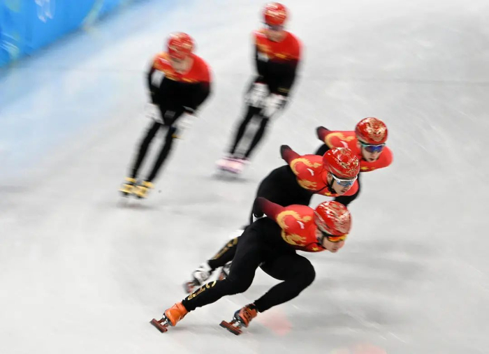 武大靖、任子威等中国男子短道速滑队选手进行赛前训练 图据视觉中国
