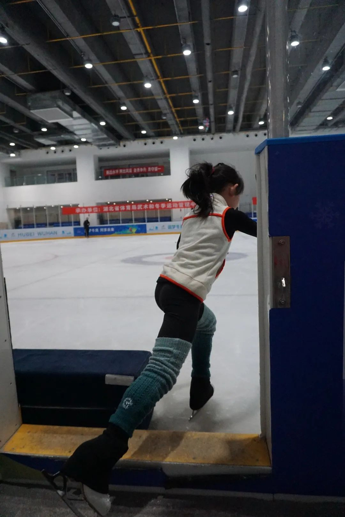 穿戴好装备后，嘟嘟大步跑上冰场。