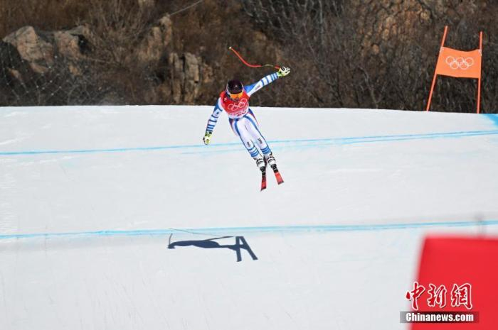 2月3日，北京冬奥会高山滑雪男子滑降项目在位于北京延庆区的国家高山滑雪中心开展第一次官方训练。图为法国选手马克桑斯·米扎东在训练中。 中新社记者 何蓬磊 摄
