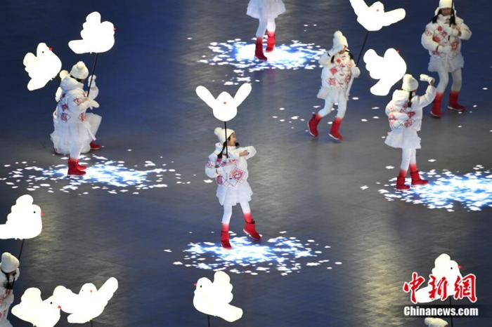 北京冬奥会开幕式现场。中新社记者 李骏 摄