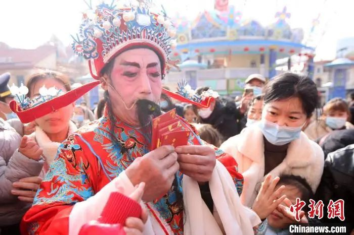 ▲辛丑年正月初五，“财神爷”现身常州迪诺水镇拜年派红包。　泱波 摄