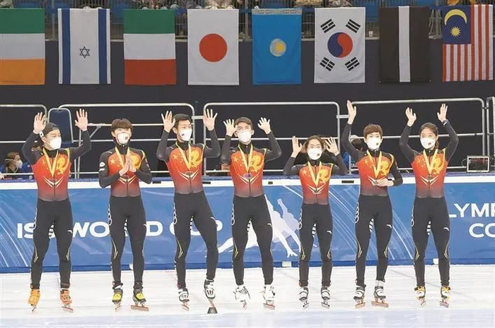 ▲2021年11月21日，短道速滑世界杯匈牙利站，中国队获2000米混合接力冠军。新华社图