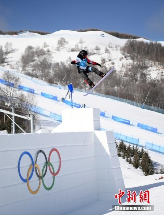 2月4日，北京冬奥会张家口赛区云顶滑雪公园，单板滑雪运动员在坡面障碍技巧赛道训练。 中新社记者 翟羽佳 摄