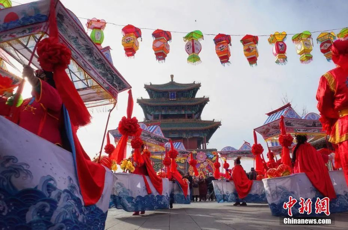 ▲己亥年大年初五，永宁古城，锣鼓喧天的民俗表演划旱船唤醒了古镇的清晨。李霈韵 摄