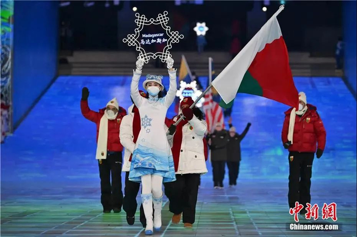 引导员举牌入场 现场图