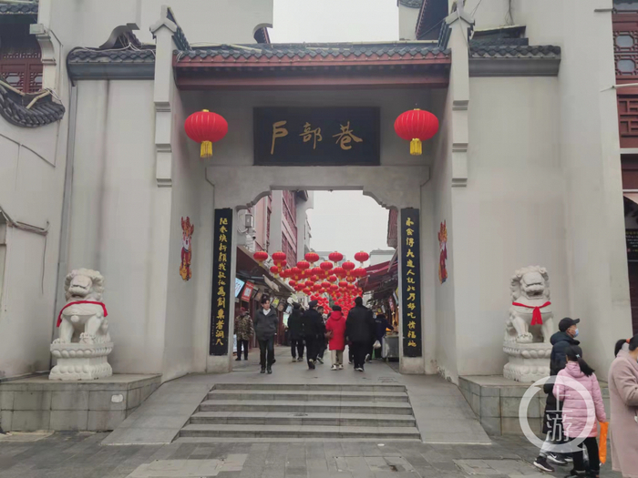 ▲户部巷游人络绎不绝 。摄影/上游新闻记者 牛泰