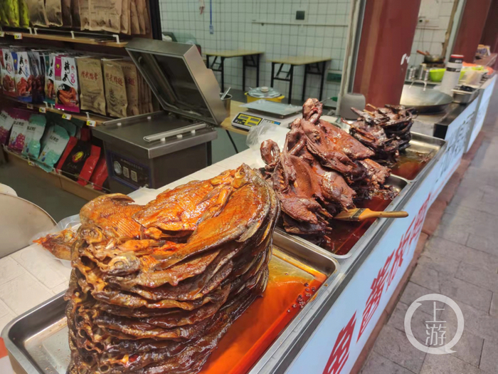 ▲户部巷里各式各样的美食冒着腾腾热气。摄影/上游新闻记者 牛泰