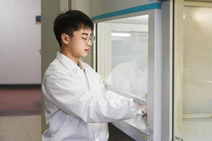 △ 陈卓宇在做实验