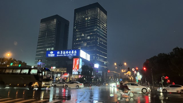 夜晚青浦新城CBD区域华灯初上 摄影：马一凡