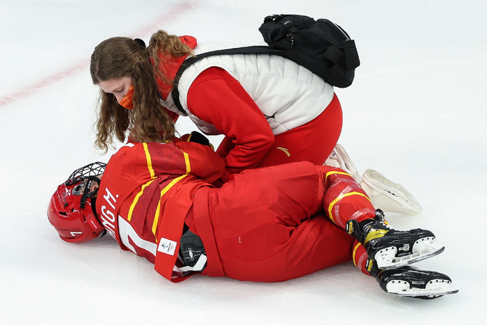 队医进场为张梦莹治疗。