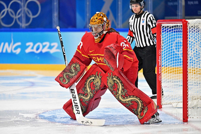 中国女冰门将周嘉鹰的霸气装备。