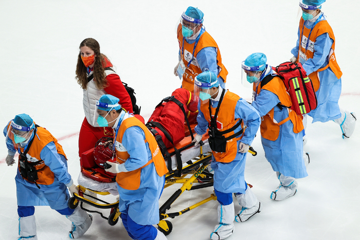 张梦莹受伤被抬下场。