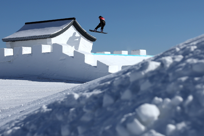 赛道上安置了城墙和中国传统房屋形状的许多道具和装饰。