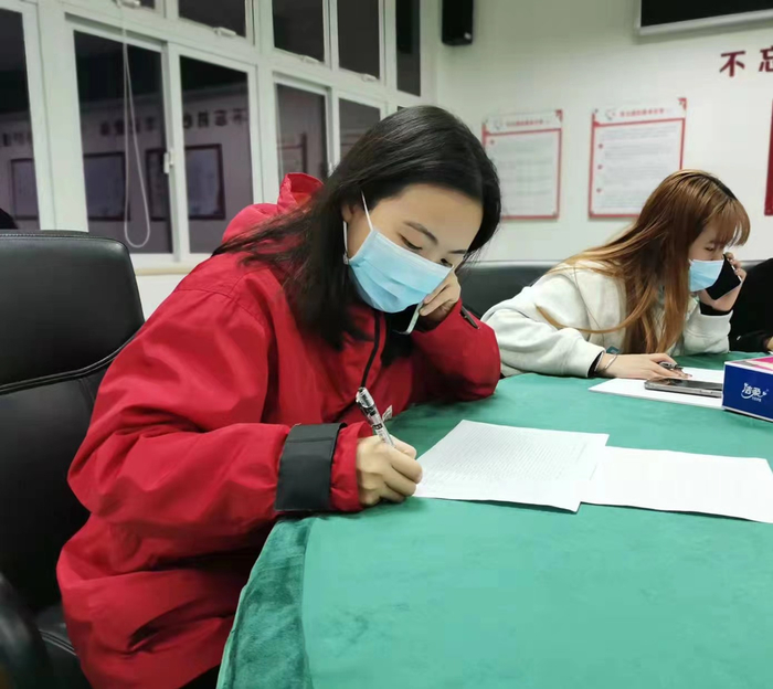 只要疫情还未结束,龙岗教师志愿者们就不会停下脚步,他们坚守的身影再