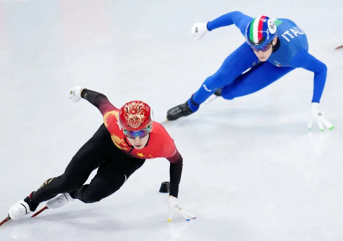（2月5日，中国队选手武大靖（前）在比赛中。新华社 / 图）