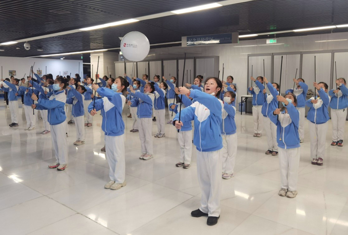 排练中的李润凝（图中前排戴眼镜）。