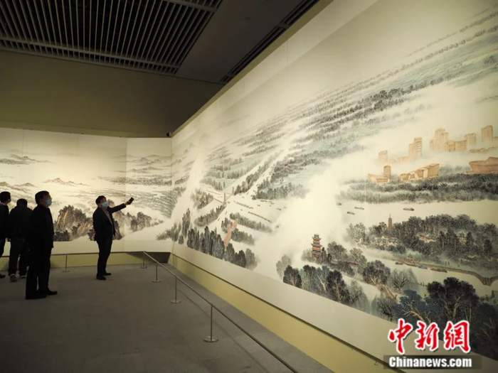 观众在中国国家博物馆内参观“中国大运河史诗图卷展”。中新社发  杜建坡 摄