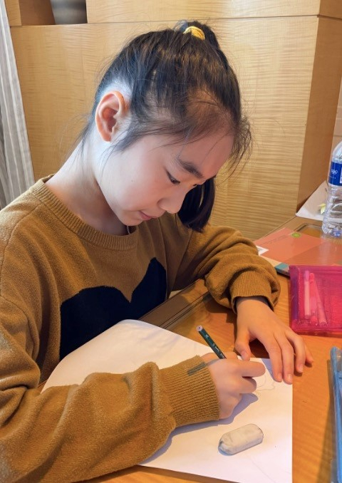 排练之余学习的杨惠霓。