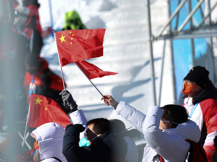 现场观众挥舞国旗。