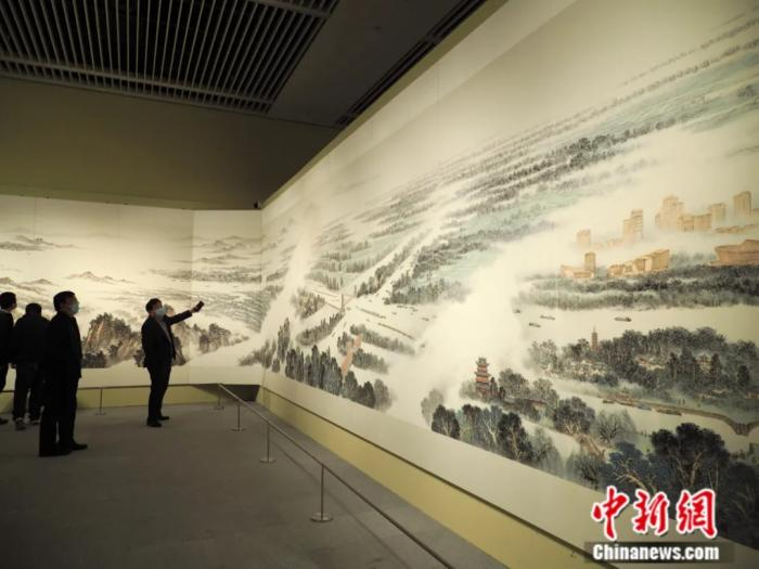 观众在中国国家博物馆内参观“中国大运河史诗图卷展”。中新社发  杜建坡 摄