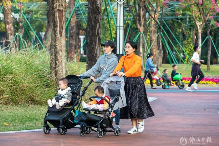文华公园内家长带着小朋友散步。佛山日报记者符诗贺摄