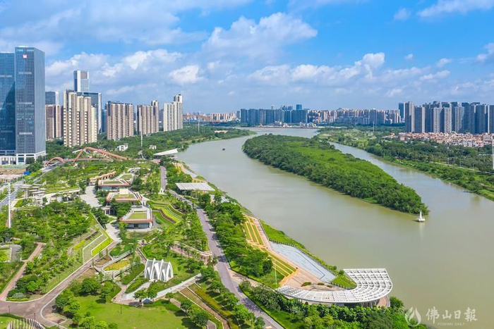 俯瞰佛山新城滨河景观带，环境优美。佛山日报记者王澍摄