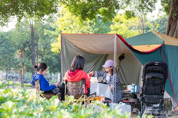 天气持续晴好，气温逐渐上升，文华公园内家长带着小朋友露营。佛山日报记者符诗贺摄