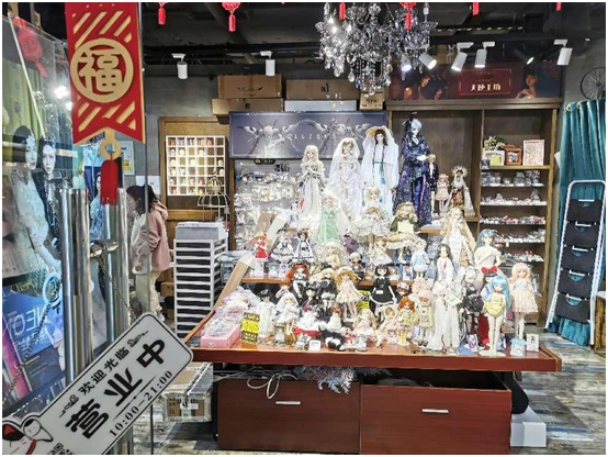 （迪美商场里一家人形玩偶店）