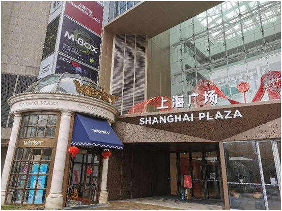 （春节假期临近午时，上海著名商业街淮海中路人流不多）