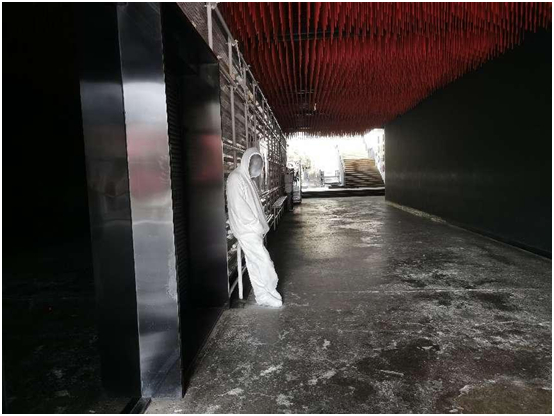 （远看以为是“防疫人员”，实则艺术雕像）