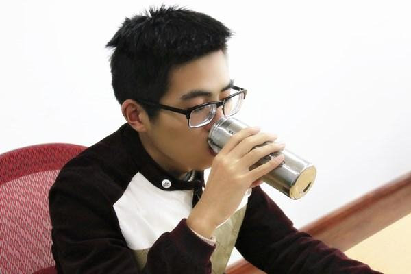 90后男子每天用枸杞泡水喝,一年后身体有何变化?医生讲给你听