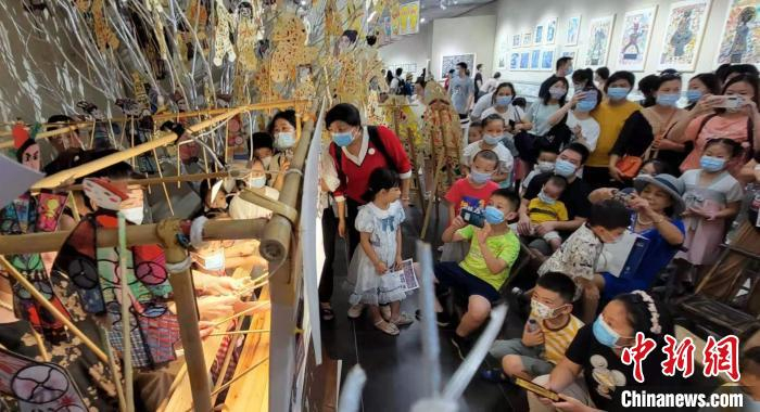 青少年参观2021湖南省首届少儿美术作品双年展。　李自健 摄