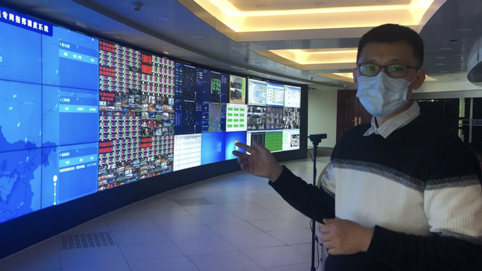 歌华有线冬奥保障工作指挥部张宇介绍专网的指挥调度系统。新京报记者 展圣洁 摄